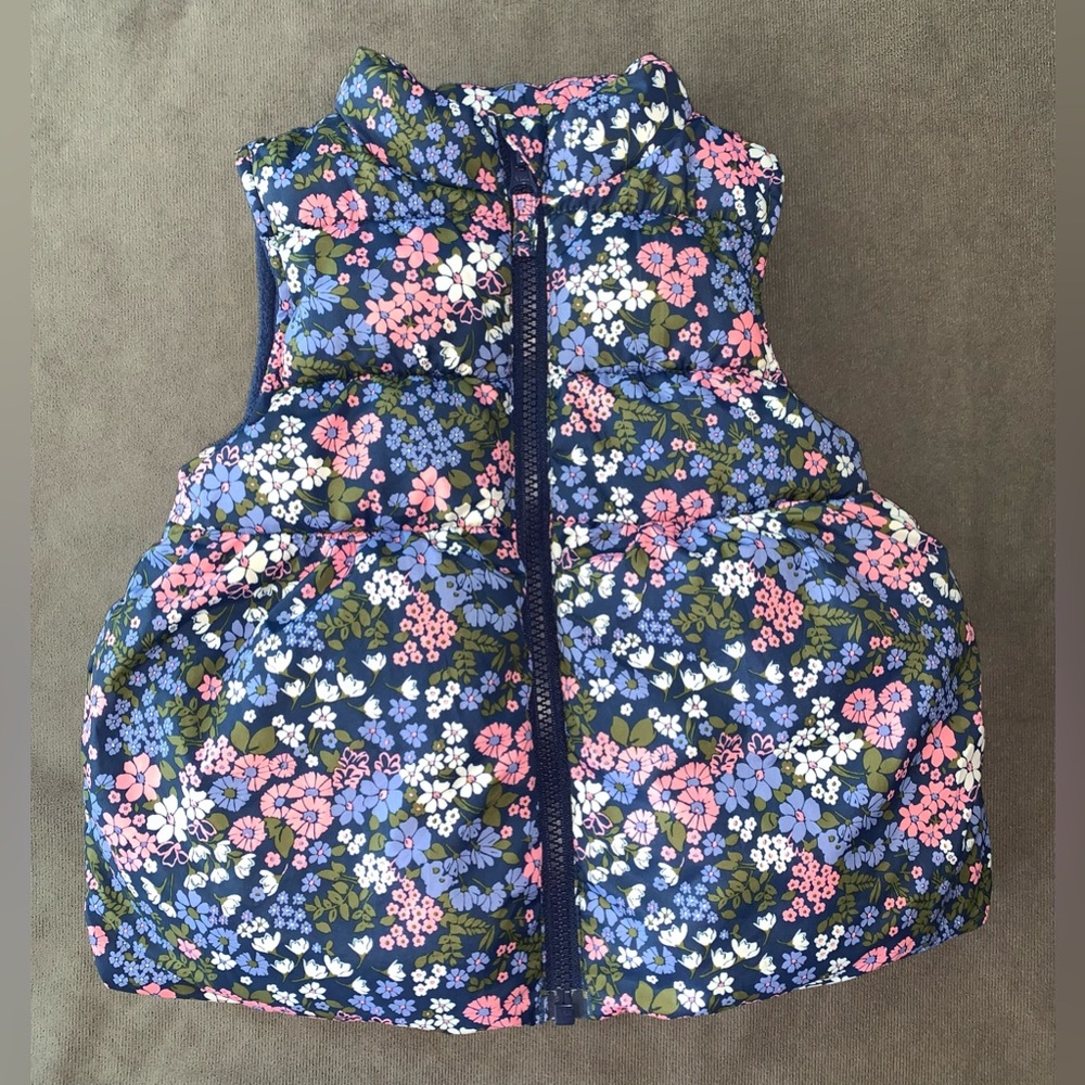Crazy 8 Girl’s floral full zip puffer vest, Size 2T.